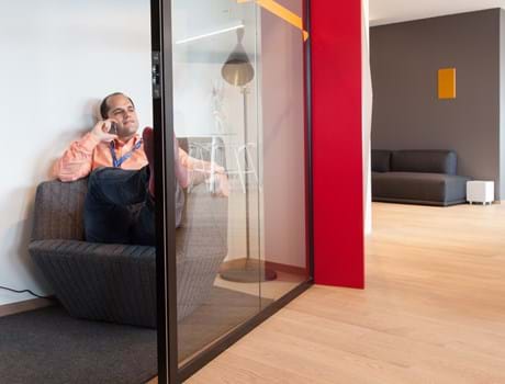 lille kontor med filt på gulvet